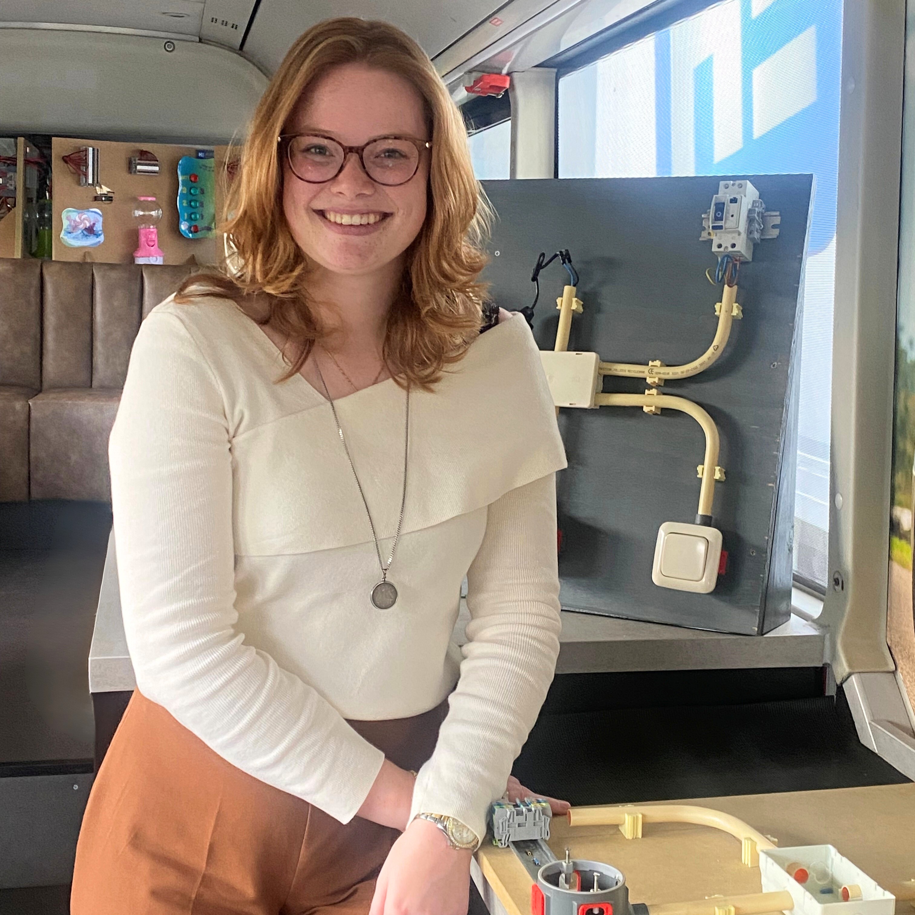 20251010 Jasmijn In Etech Express Vierkant